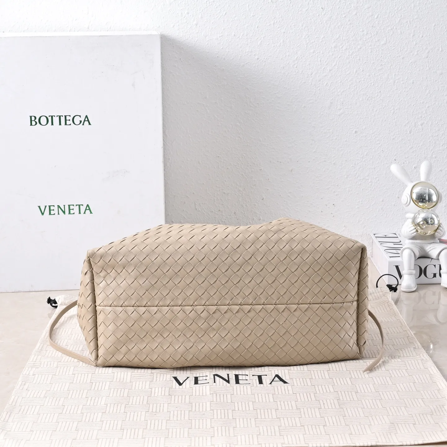 Batch 1860 Bv 2025 early spring series Pinacoteca medium tote handbag. The front is made of classic Intreccia woven cow leather. It is low-key and luxurious. The flip side is made of warm suede. It instantly switches to a lazy and casual style. It has a large interior capacity. It is no pressure to carry a computer for commuting. It is also thoughtfully matched with a small detachable bag. It is full of security. The woven texture is so delicate that you can't put it down. The highlight is that it is super versatile. Come and get your new bag😝 Model: 4371 Size: 34*20*14cm